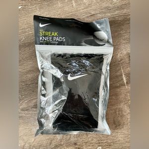NWT Nike Streak Volleyball Knee Pads Size M/L